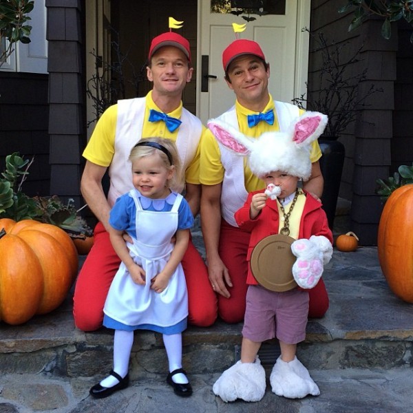 Neil Patrick Harris, David Burtka a ich dve deti počas Halloweenu